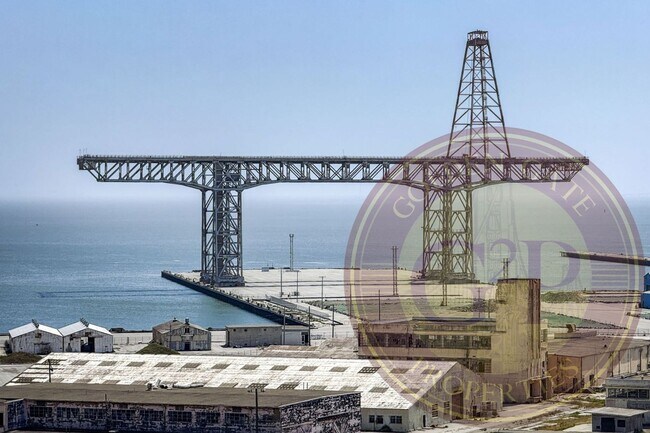 Building Photo - SF Shipyard - 3 BR, 2.5 BA Townhouse 1,634 Sq. Ft. - 3D Virtual Tour, 2-Car Garage