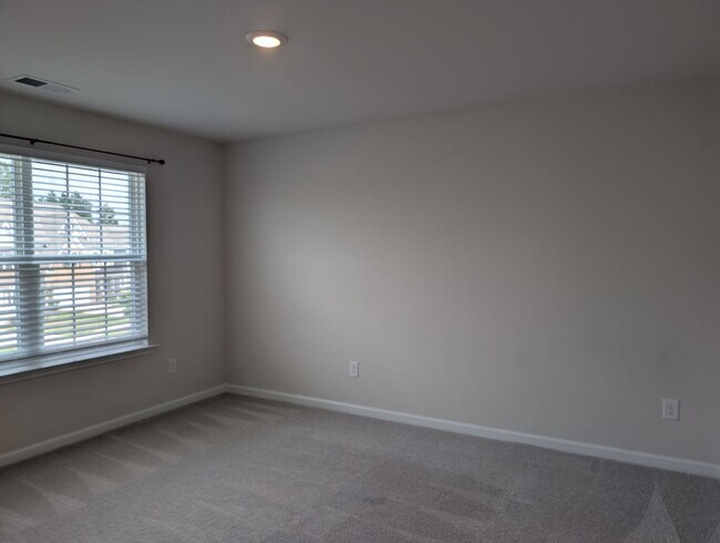 Building Photo - Move-in ready Ranch Style Home Located in ...