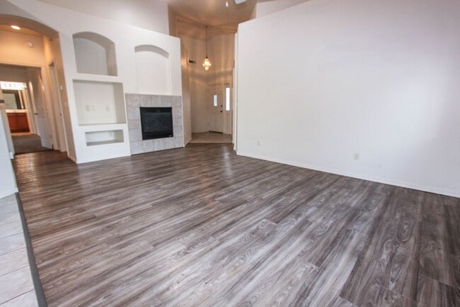 Building Photo - Granville Amenities! 3 Bedroom 2 Bath Home