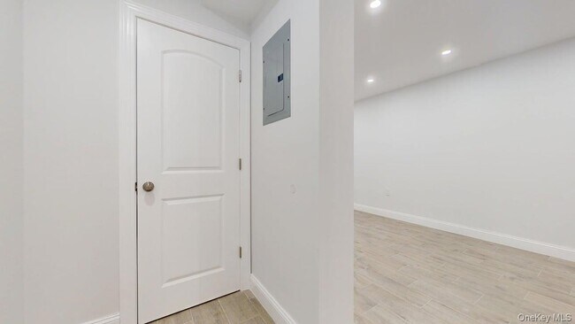 Building Photo - 72-17 66th Pl