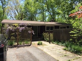 Building Photo - 20 Crest Park Ct