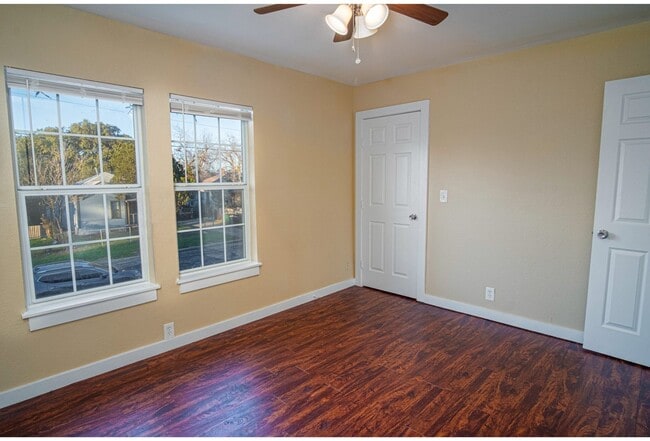 Building Photo - 526 Cooper St