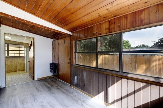 Building Photo - 2405 E 10th St