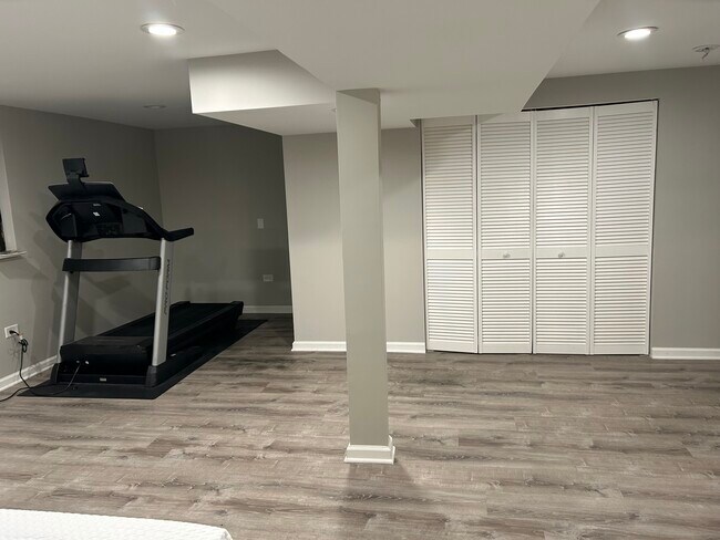Building Photo - 394 Bay Dr