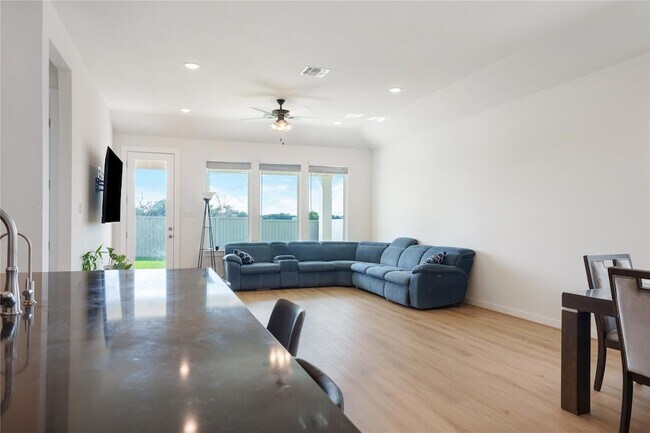 Building Photo - 316 Amista Dr