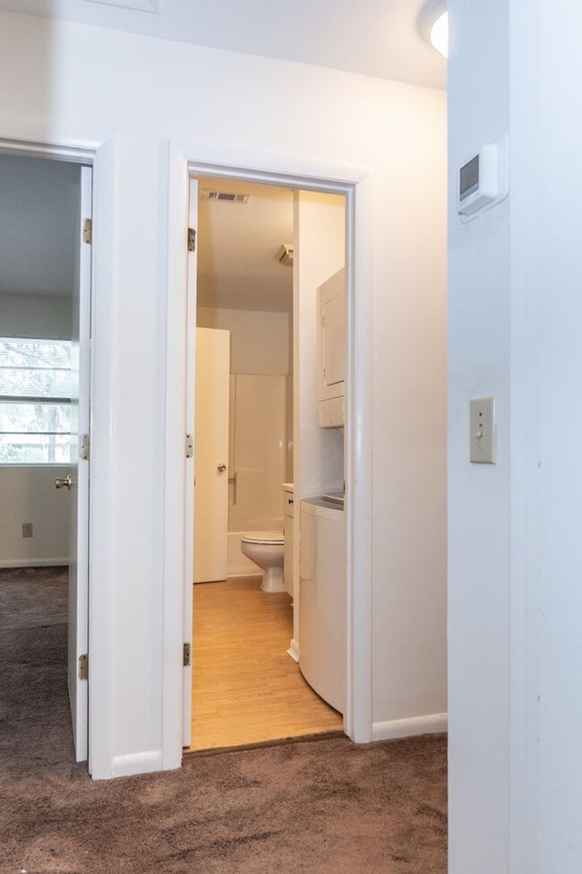 Building Photo - Spacious Two Bedroom Townhome