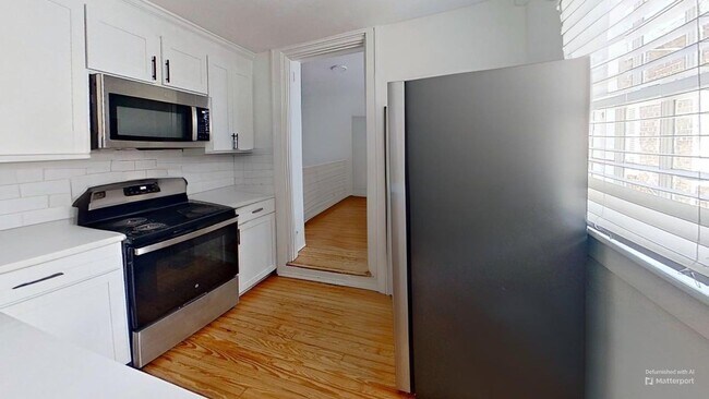 Building Photo - 2 bed/1 bath on King St. Live in the Heart...