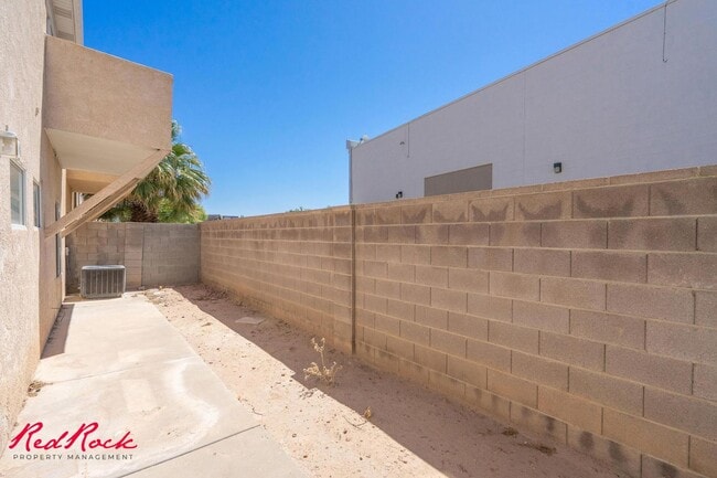 Building Photo - Fresh Carpet! Spacious 5-Bedroom Townhome