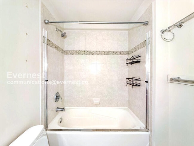 Building Photo - 133 Queen Anne Ave N