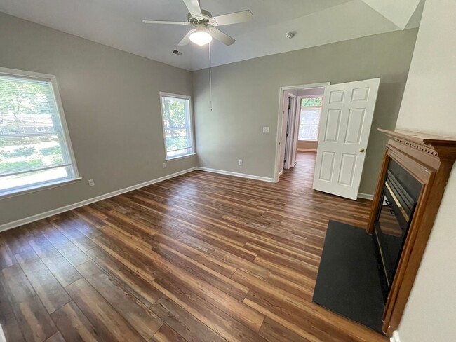 Building Photo - Charming, updated 3br house w/ separate ga...