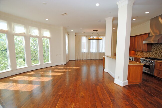 Building Photo - 302 Calle Sevilla Pl