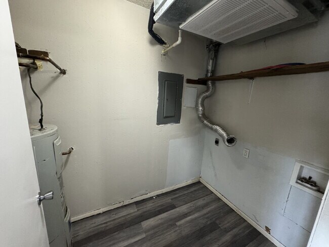 Building Photo - "Charming 2-Bed Oasis in Springfield – Cozy 777 sq ft Retreat!"
