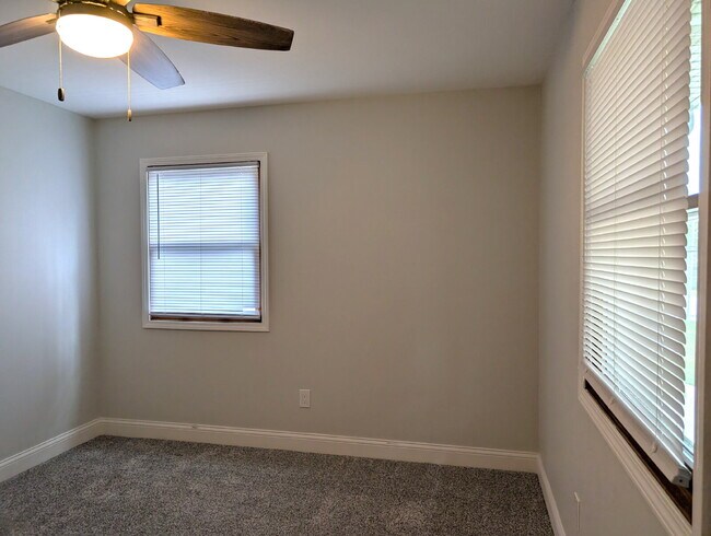 Building Photo - Spacious 4 bedroom 3 bathroom family home in Neenah