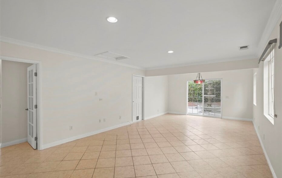 Building Photo - 204 W Linfield St