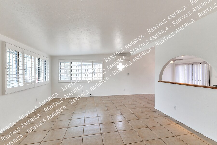 Building Photo - 801 E Holaway Dr