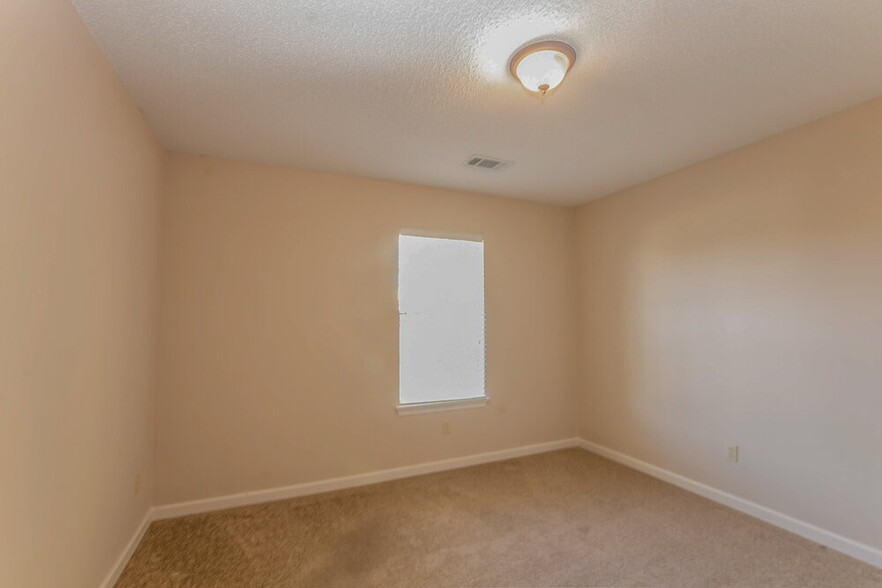 Building Photo - 10237 Green Moss Dr N
