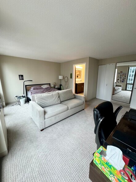 Primary bedroom - 2 E Erie St