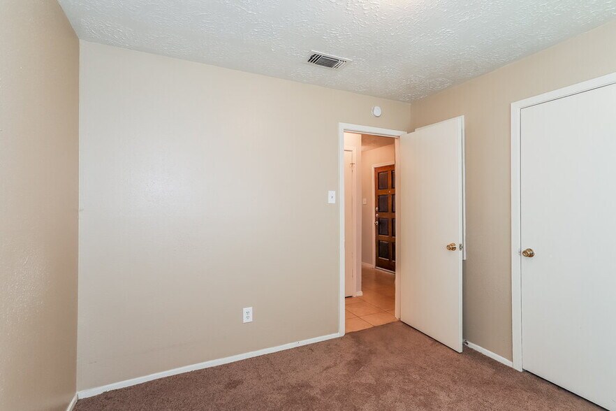 Building Photo - 2010 Quail Pl Dr