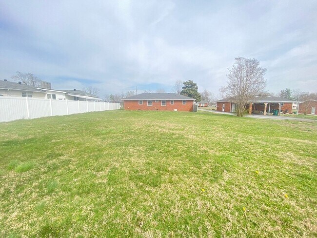 Building Photo - 404 Vosswood Dr