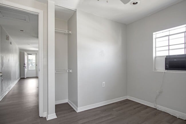 Building Photo - 1002 Avenue E