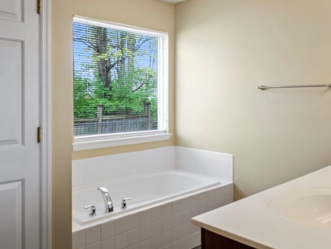 Building Photo - 672 E Lake Ln