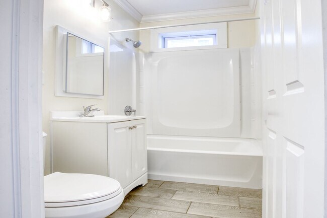 Building Photo - OR BEST OFFER **SPACIOUS FIRST FLOOR 2 BEDROOM WITH WASHER/DRYER SEPARATE DINING ROOM