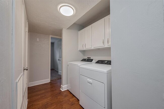 Building Photo - 3835 Cypressdale Dr