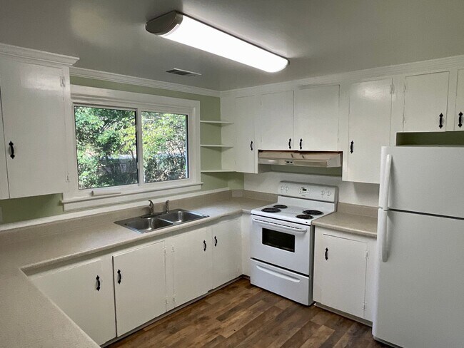 Building Photo - Updated home in Augusta
