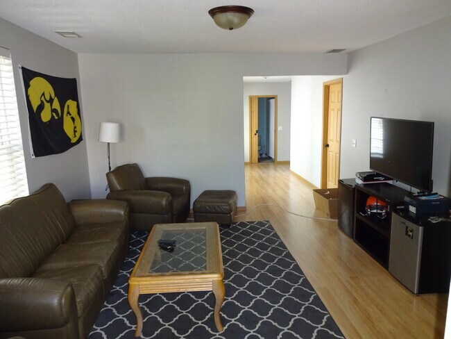 Large Living Room with hardwood floors - 728 2nd Ave SE