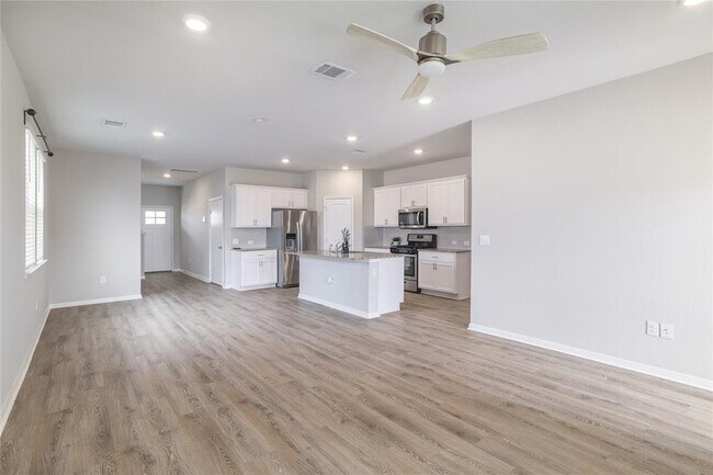 Building Photo - 445 Shiner Ln