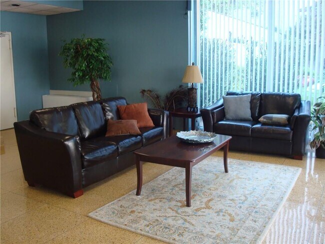 Building Photo - 887 Farmington Ave