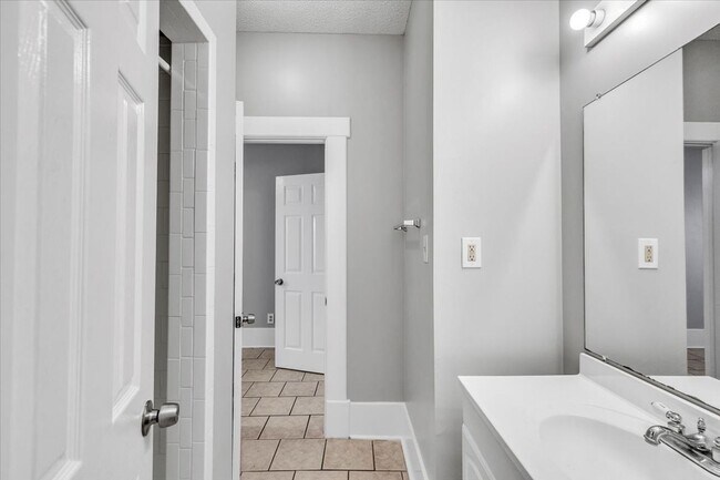 Building Photo - 3 bedroom 2 bath Downtown Savannah apartment