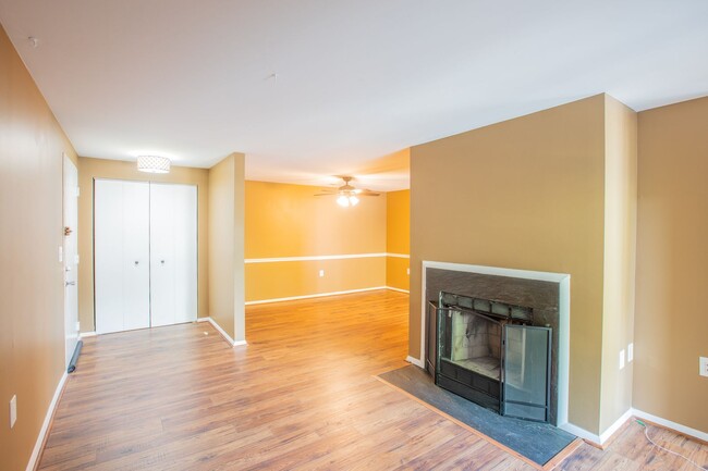 Building Photo - Lovely 2 BR/2 BA Condo in Germantown!