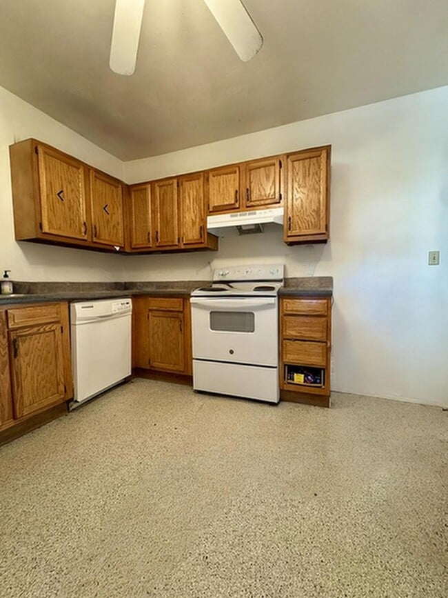 Building Photo - Spacious Four-Bedroom Home with Loft and Private Fenced Yard – Steps from Downtown Blacksburg