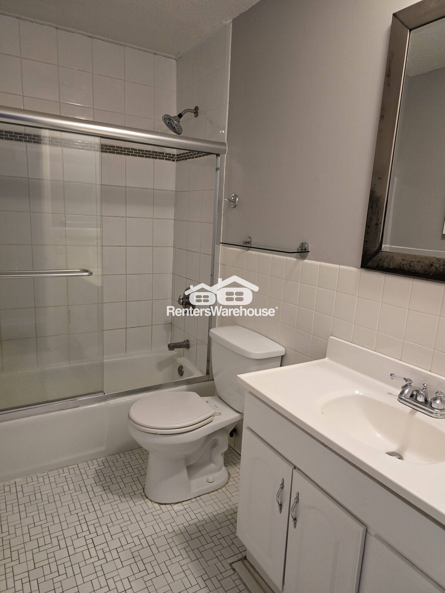 Building Photo - 5580 Shorewood Ln