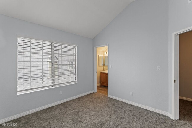 Building Photo - 2 br, 2.5 bath Townhome - 178 West Walnut ...