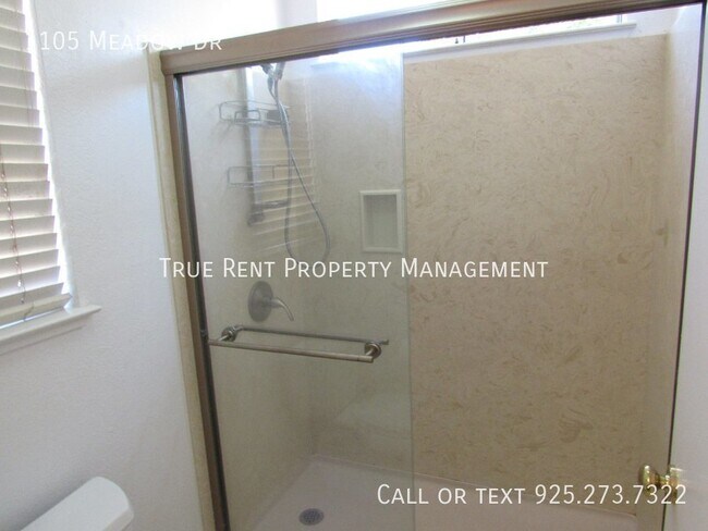 Building Photo - Beautiful 3 Bed, 2 Bath Home in Great Live...