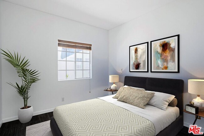 Building Photo - 850 N Poinsettia Pl
