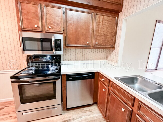 Building Photo - Charming Townhome with Garage! Close to the interstate and shopping!