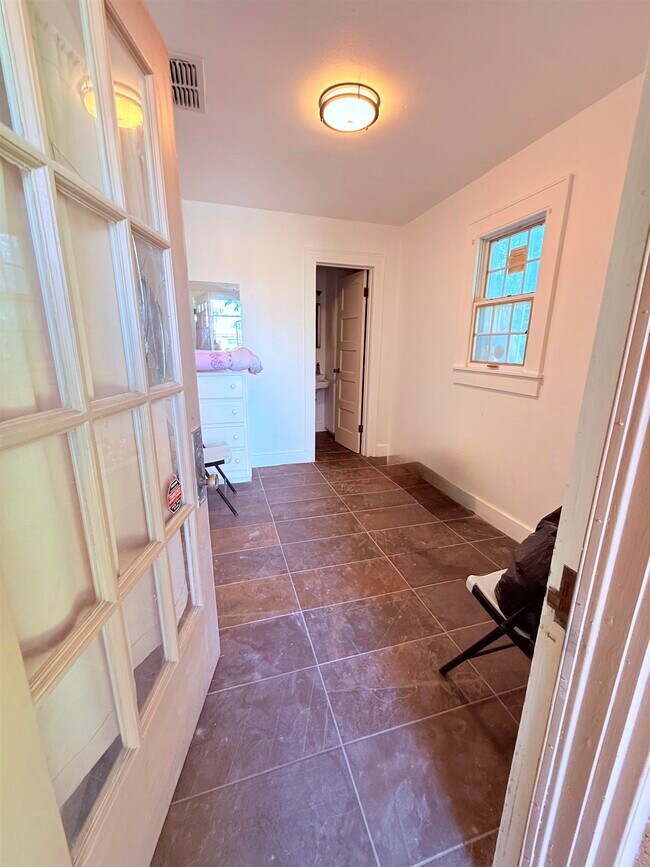 Building Photo - 1608 Mier St