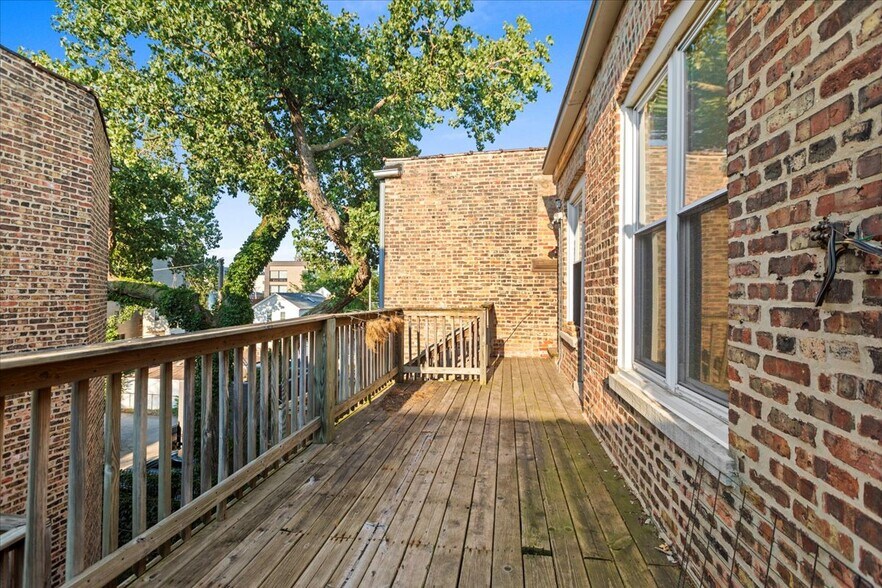 Building Photo - 2254 W Adams St