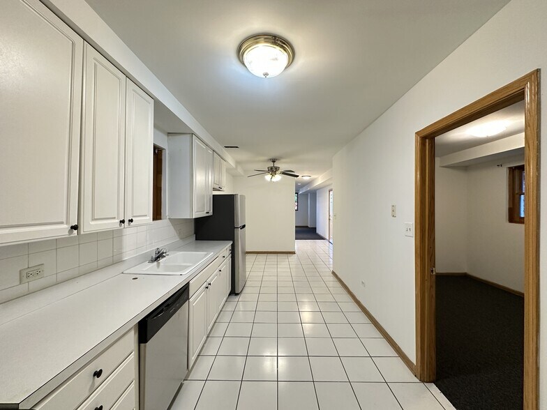 Building Photo - 918 N Paulina St