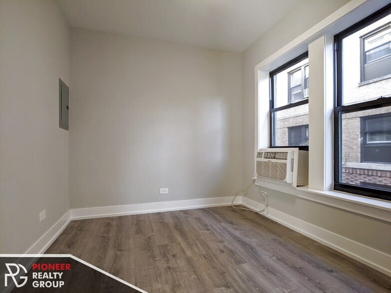 Building Photo - 709 W Brompton Ave