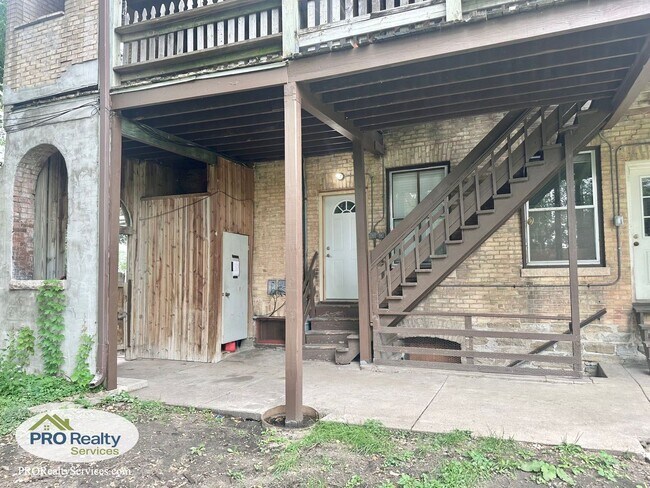 Building Photo - Charming 2 Bedroom Apartment in Northeast ...