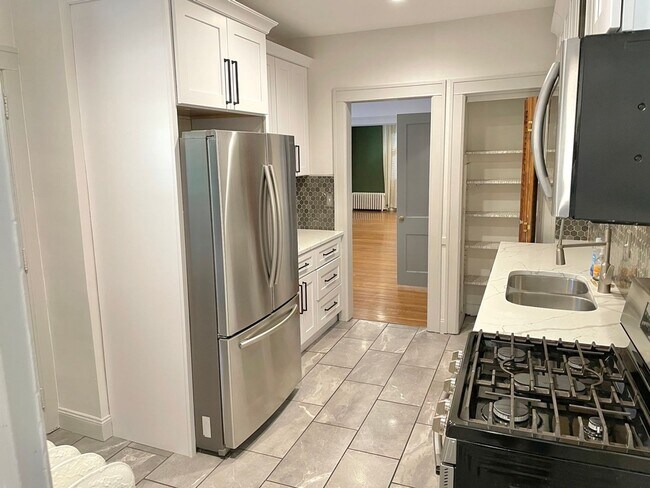 Building Photo - Available Stunning 5-Bedroom, 3-Bath Townhome with High-End Finishes