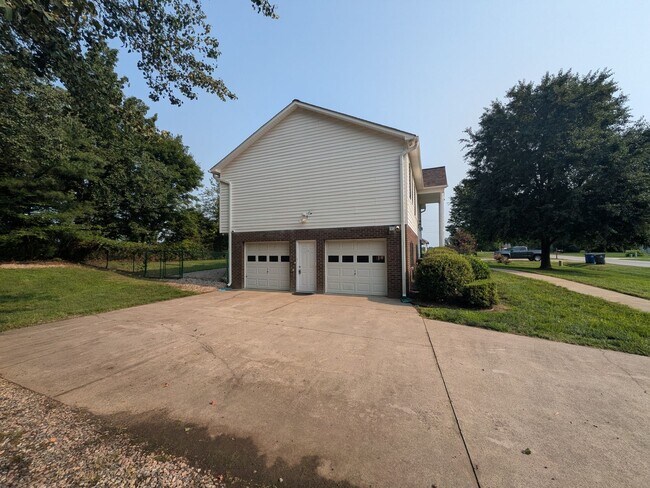 Building Photo - 6008 Yeaton Glen Dr