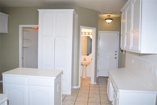 Building Photo - 30007 Oakland Hills Dr