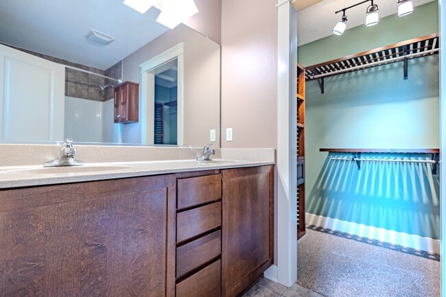 Building Photo - 3600 SE Glenstone Dr