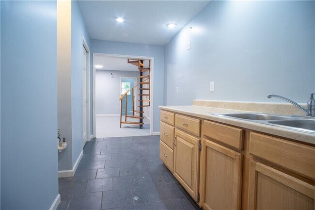 Building Photo - 405 S Mashburn Ave