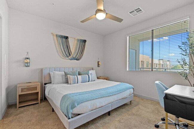 Building Photo - 711 W Broadway Rd